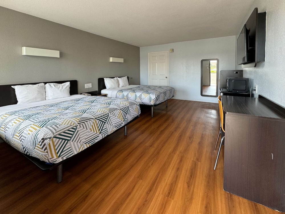 Motel6 Delano, CA 8/38