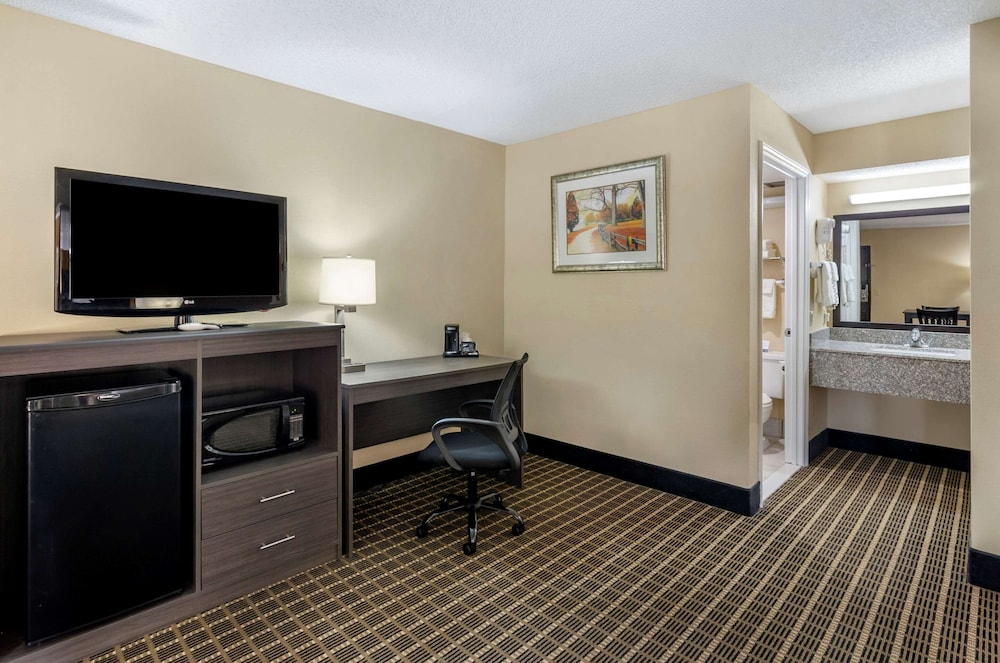 Quality Inn Hillsville 39/48