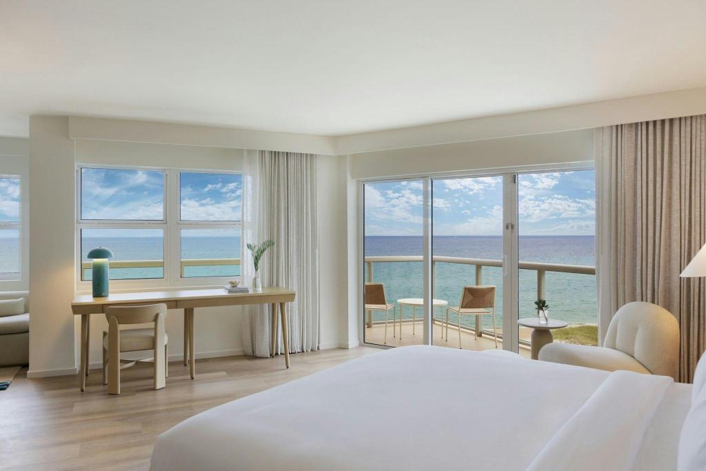 Grand, Executive, Suite, King Bed, Sofa, Balcony