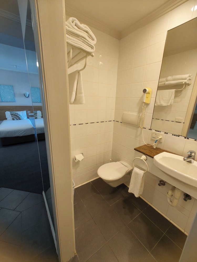 The Waverley International Hotel 43/45