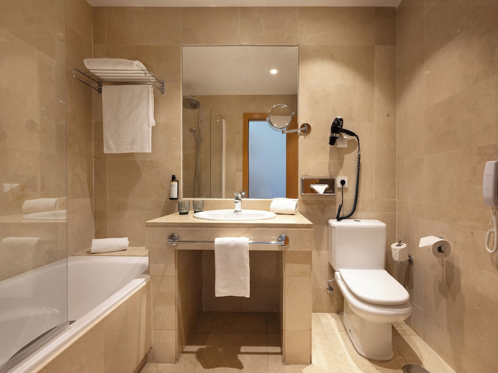 غرفة متصلة عائلية بسرير مزدوج وسريرين منفصلين، Hotel Malaga Alameda Centro Affiliated by Melia 4/5