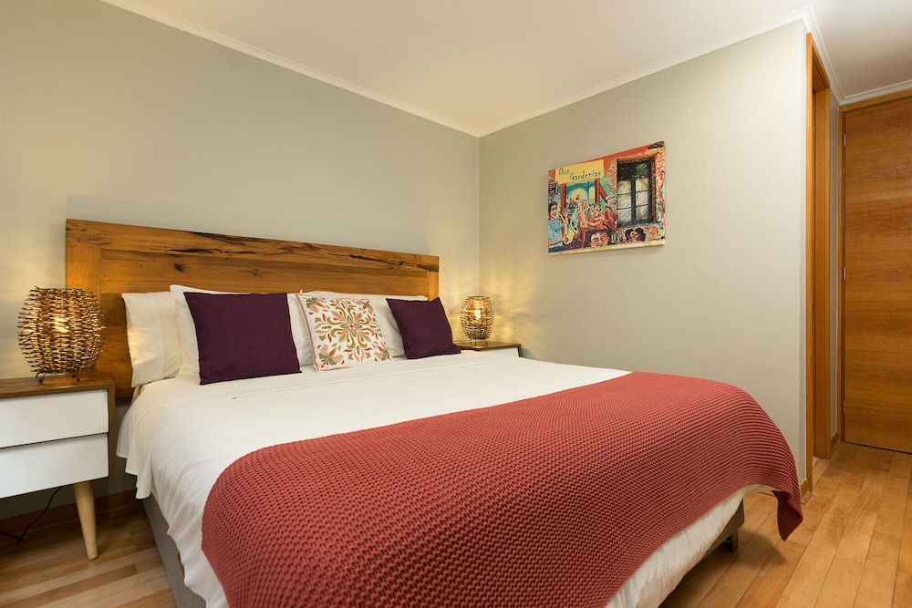 SUPERIOR, KING BED, PRIVATE BATHROOM