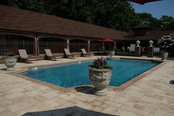 Chalet Inn & Suites Centerport 42/45