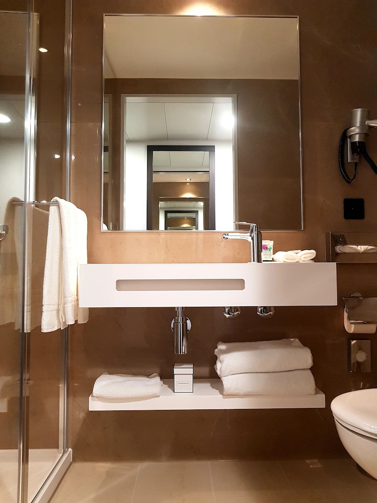 Nash Pratik Hotel 25/26