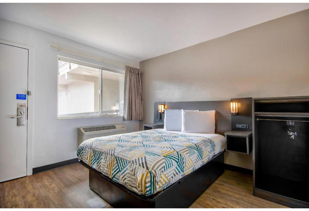 غرفة بسرير كينج لغير المدخنين بمطبخ، Studio6 Albuquerque, NM - Midtown 4/10