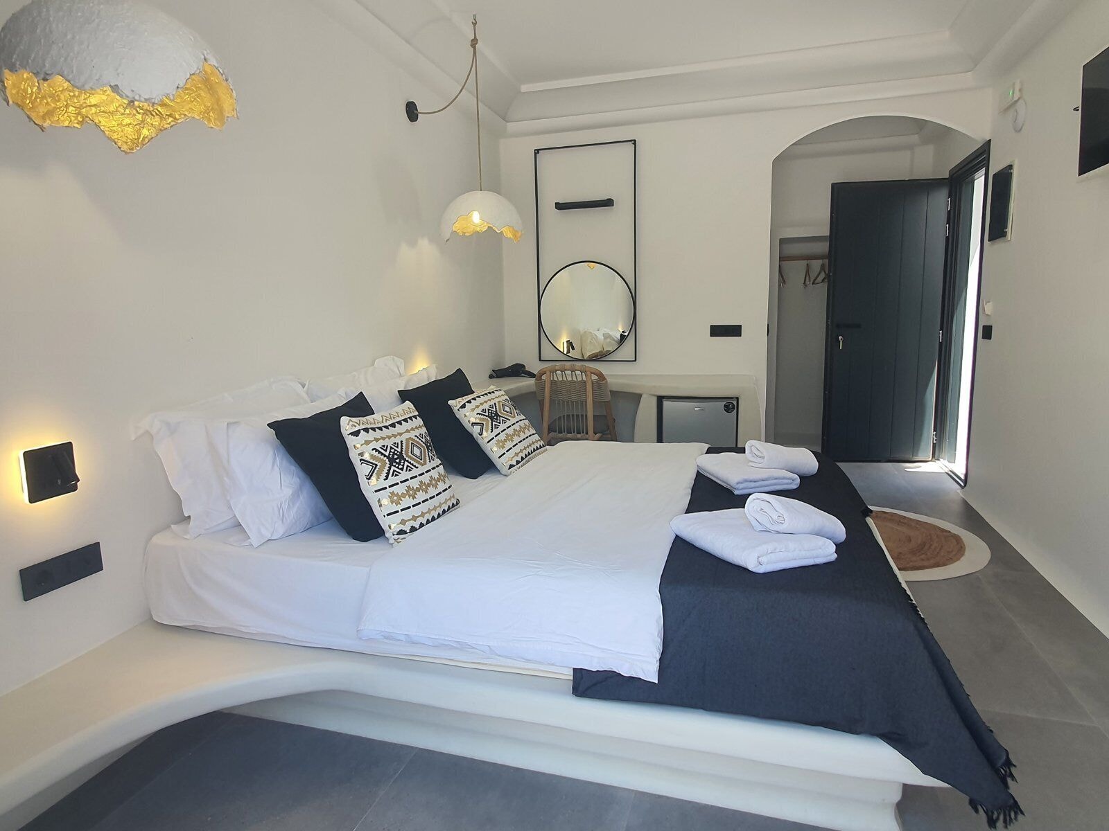 Deluxe, Queen Bed, Jetted Tub