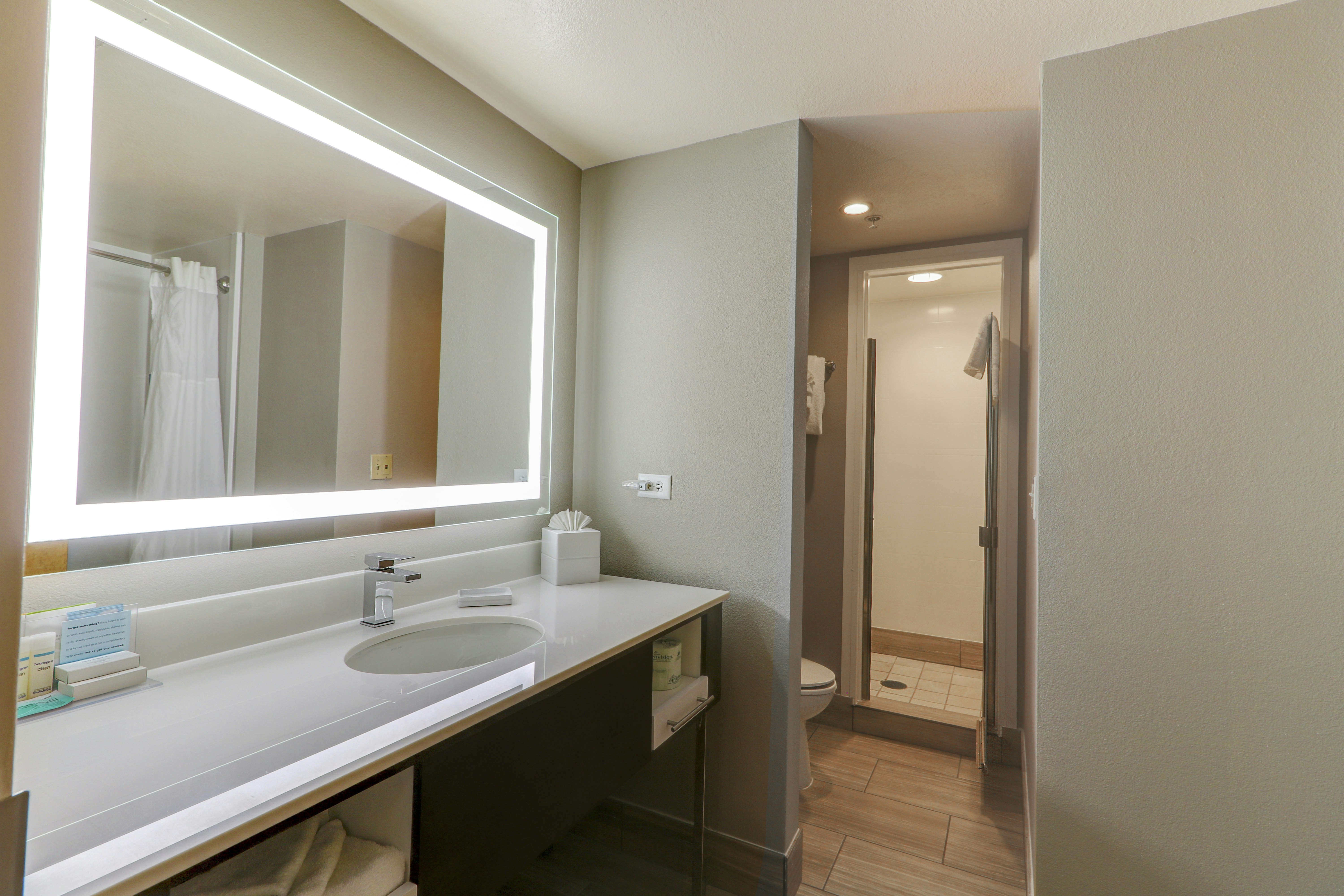 Hampton Inn Tropicana 30/30
