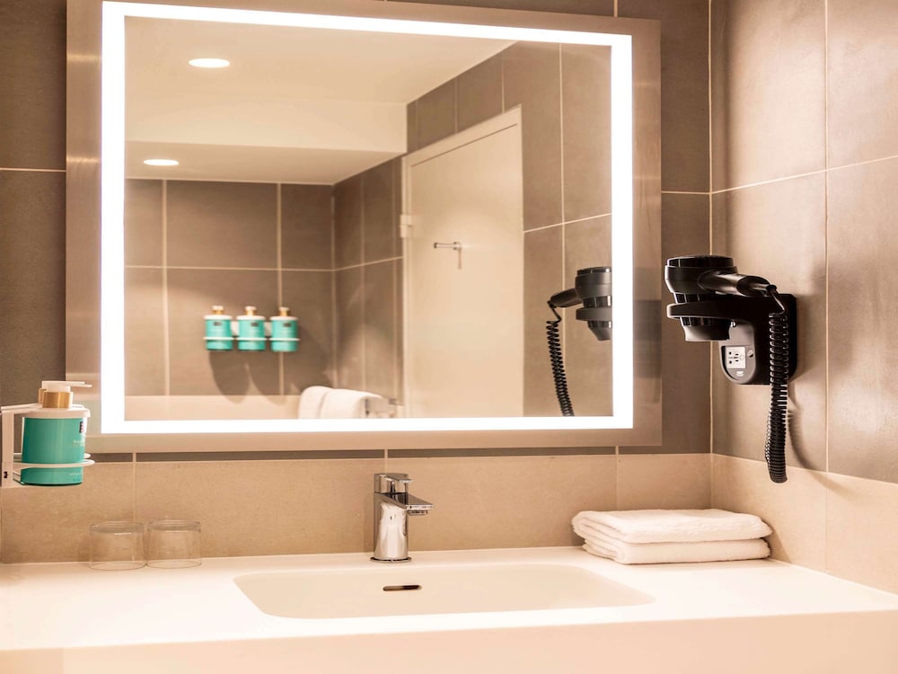 غرفة كلاسيكية عائلية بسرير مزدوج وسريرين منفصلين، Novotel Paris Orly Rungis 5/6