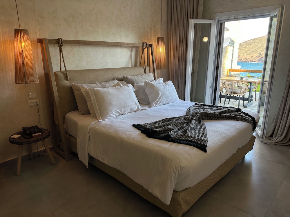 Signature, Suite, Queen Bed, Sea View, Outdoor Jetted Tub, Sofa