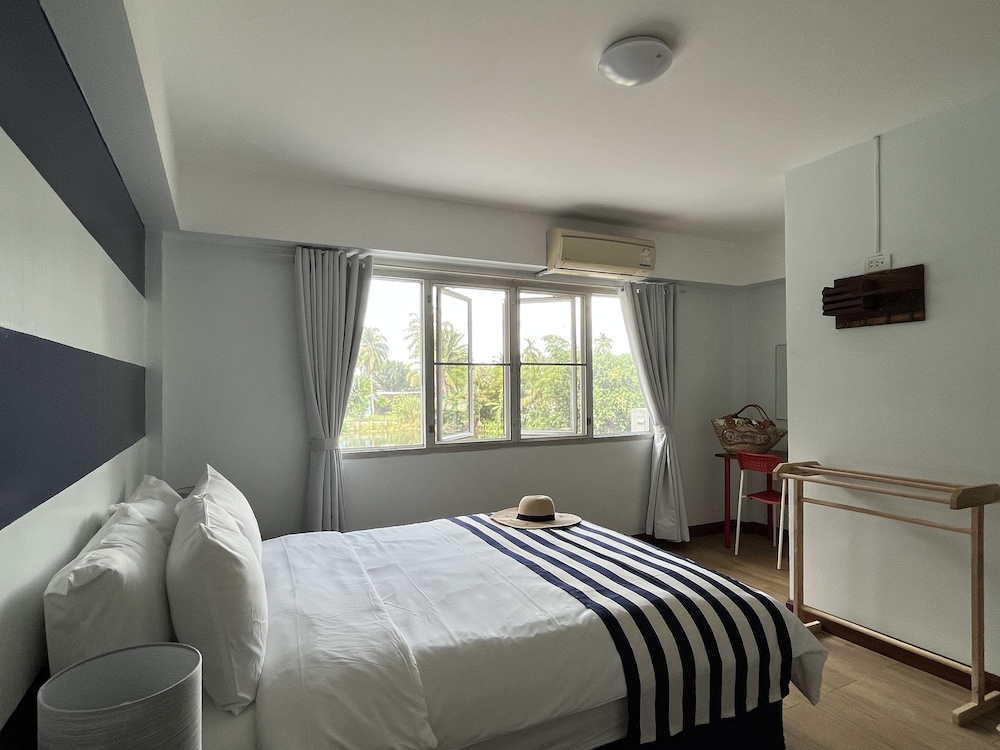 2 Bedrooms, Family, Twin Beds, Queen and Twin Beds, 2 Bathrooms