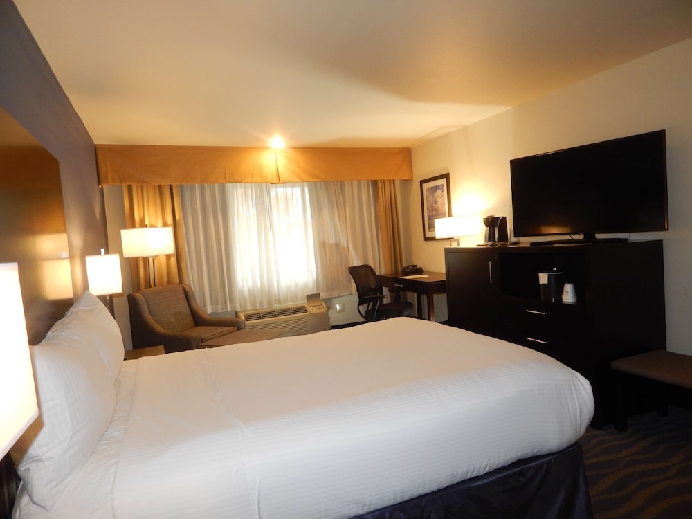 Best Western Plus Edmonds Harbor Inn 11/40