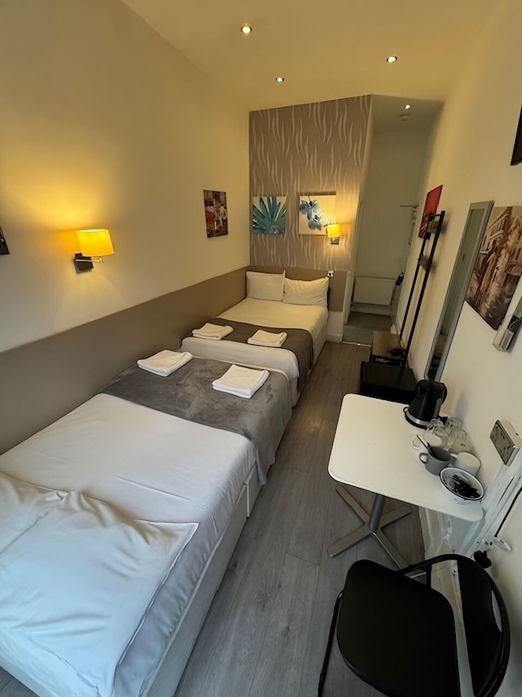 Tony's House Hotel 24/59