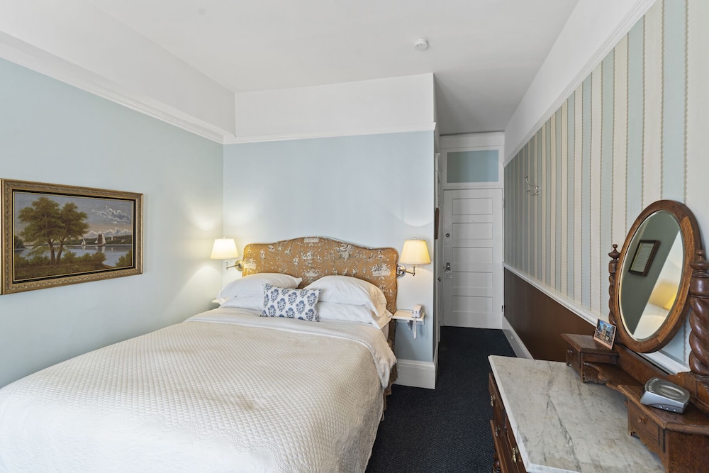 ROOM, QUEEN BED, PRIVATE BATHROOM