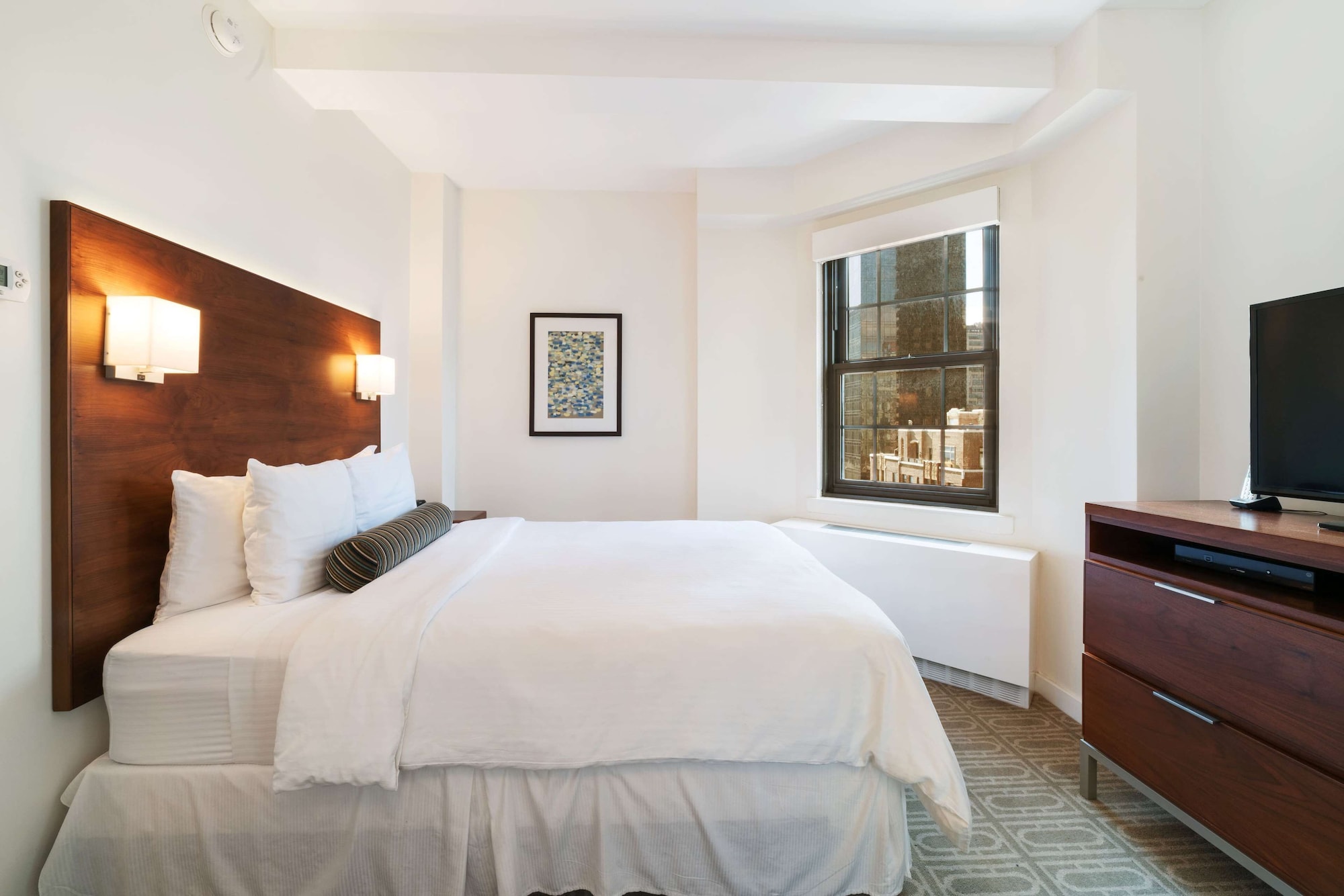 STUDIO, QUEEN BED