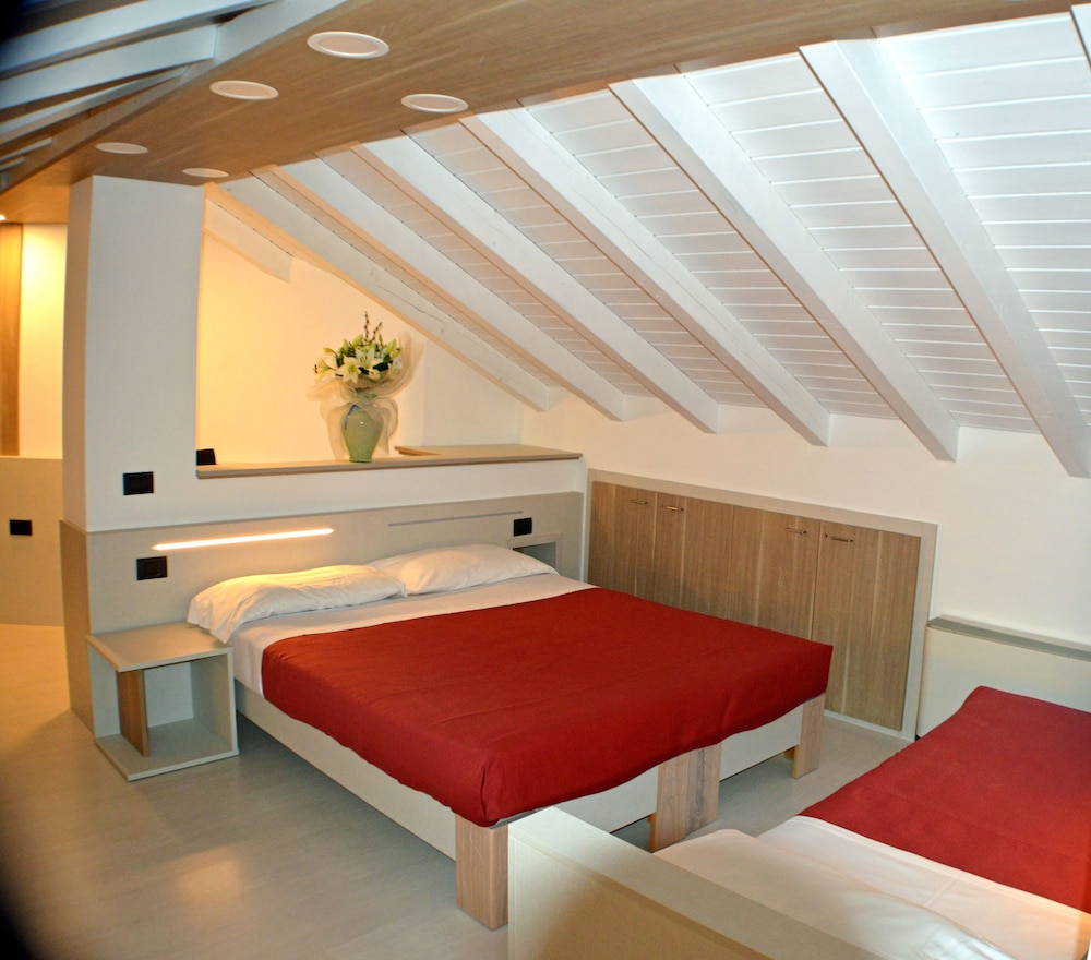 ROOM, QUINTUPLE