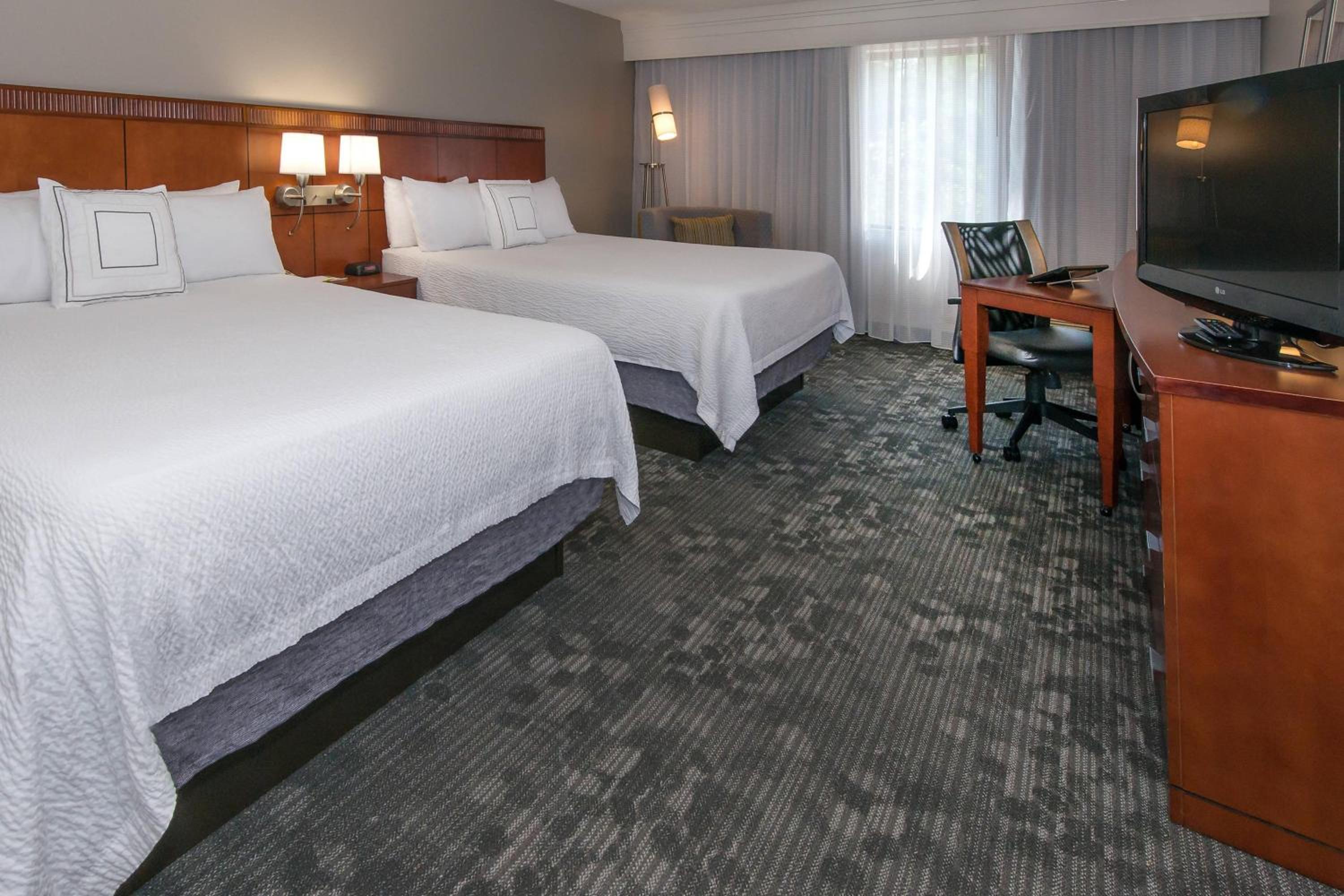 Room, 2 Queen Beds, Bathtub, Accessible