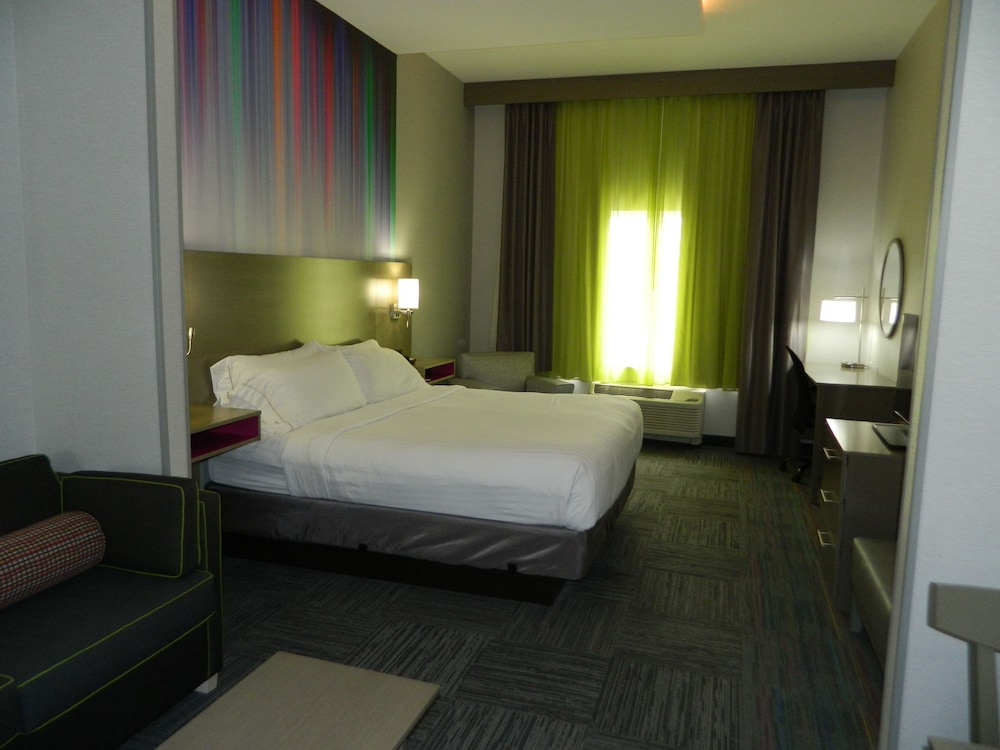Holiday Inn Express Suites Shippensburg 13/65