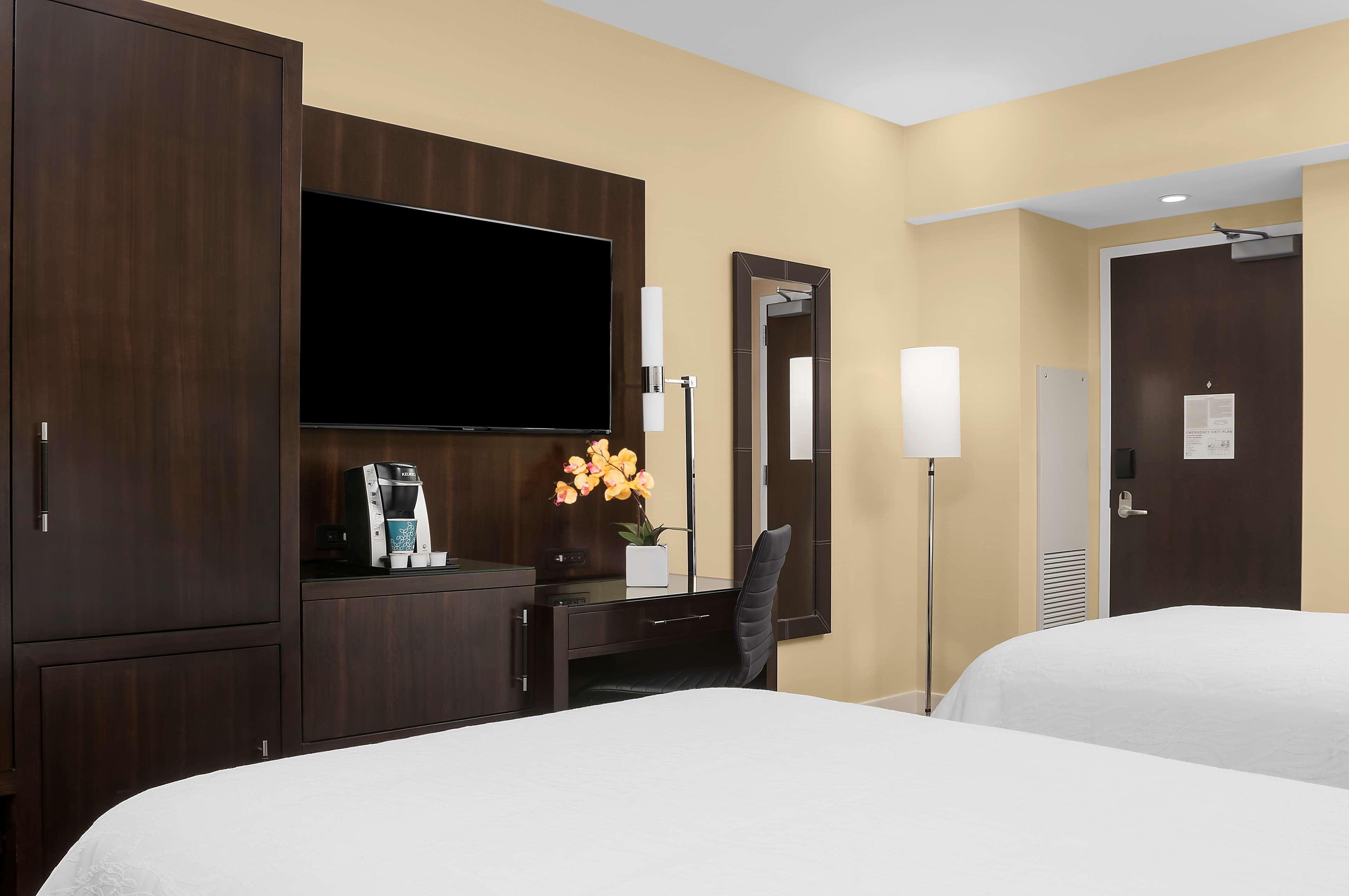 Room, 2 Queen Beds, Partial Times Square View