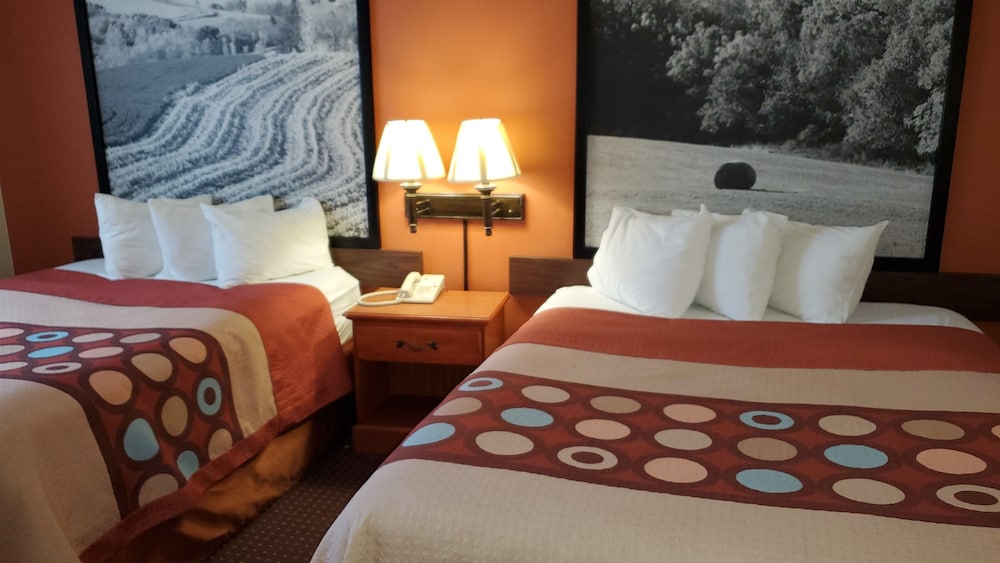 Super 8 by Wyndham Waverly 15/57