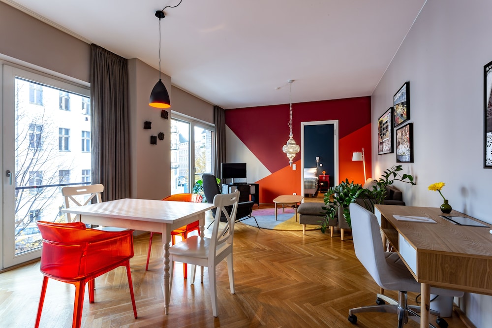 The Circus Apartments 68/86
