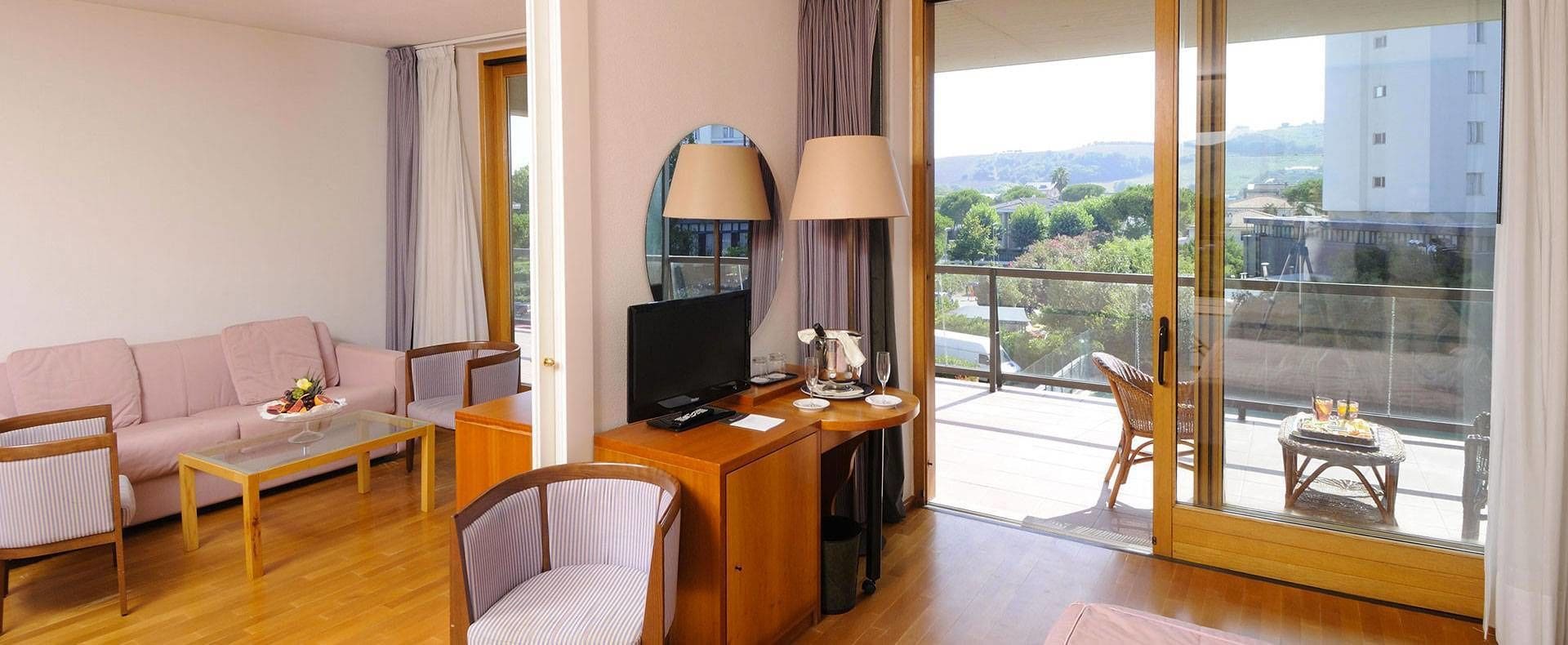 Room, Single, Queen Bed, Hill View