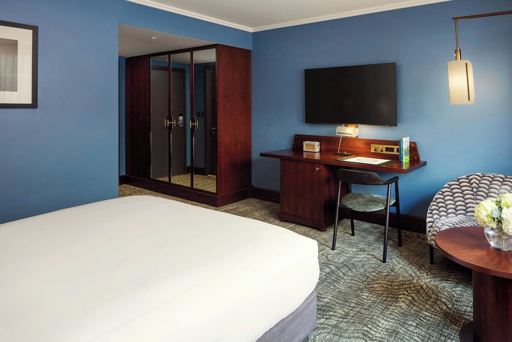 DELUXE, KING BED