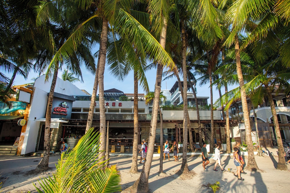 Crown Regency Beach Resort Boracay 68/75