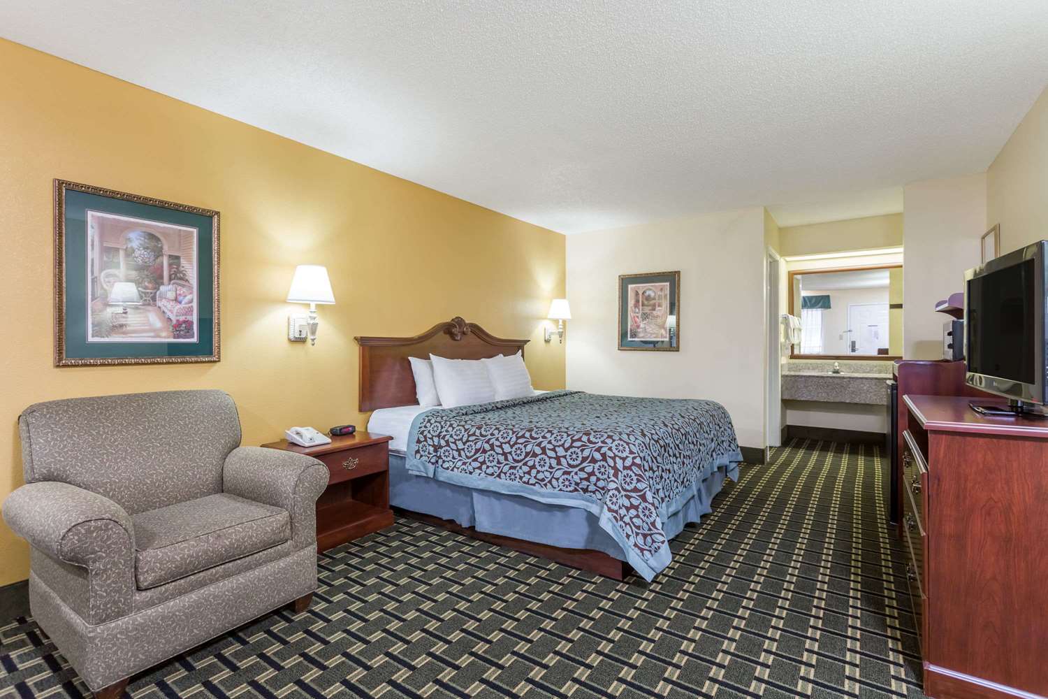 Days Inn & Suites by Wyndham Warner Robins Near Robins AFB 11/14