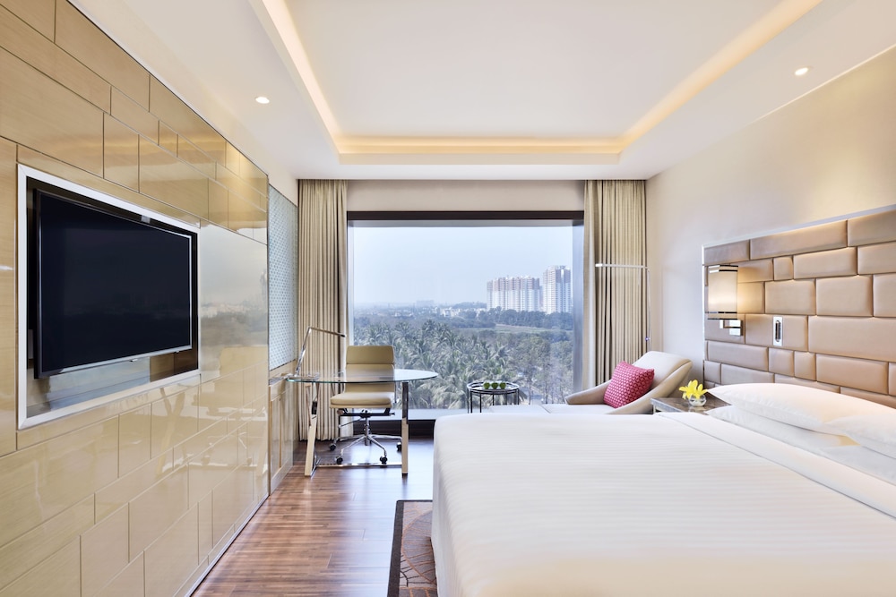 جناح جونيور بسرير كينج مع أريكة، Courtyard Bengaluru Hebbal 2/6