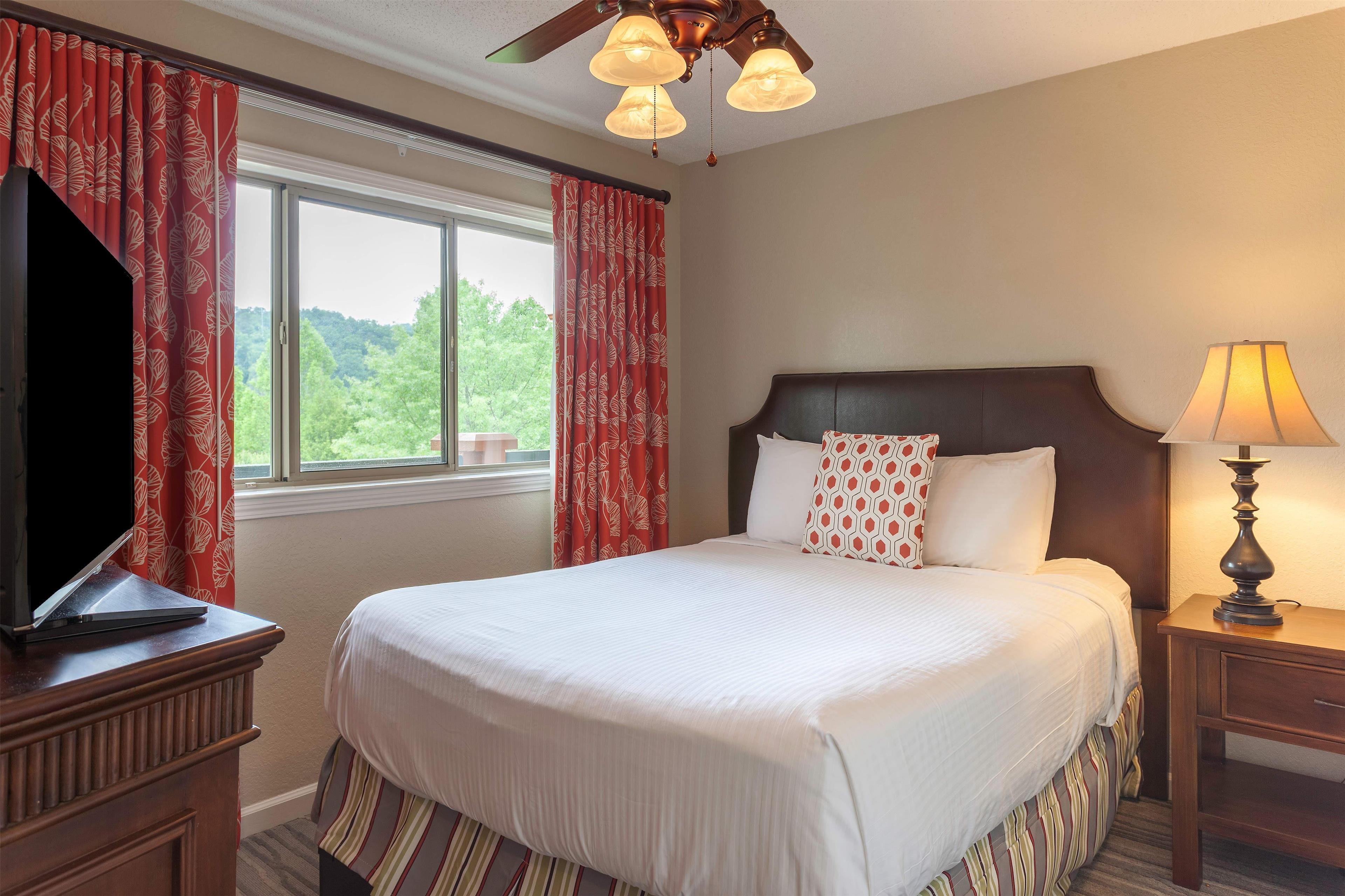 1 BEDROOM, SUITE, QUEEN BED, BALCONY