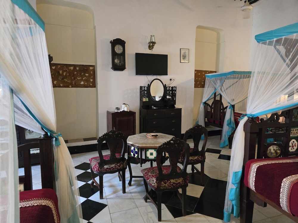 Dhow Palace Hotel 47/75