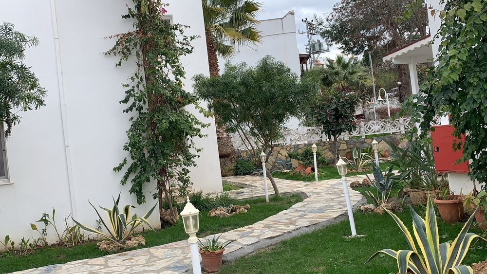 Canna Garden Hotel 39/47