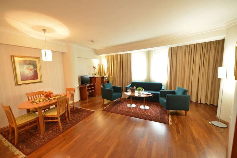 Karpos Hotel 36/50