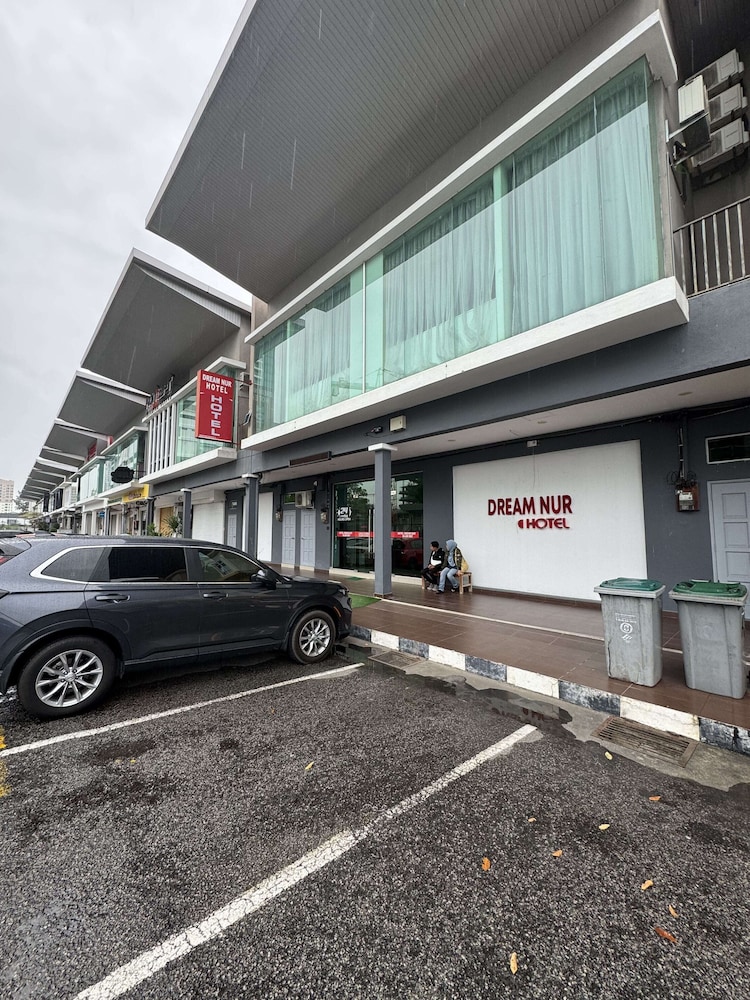 OYO 89497 Dream Nur Hotel 28/32