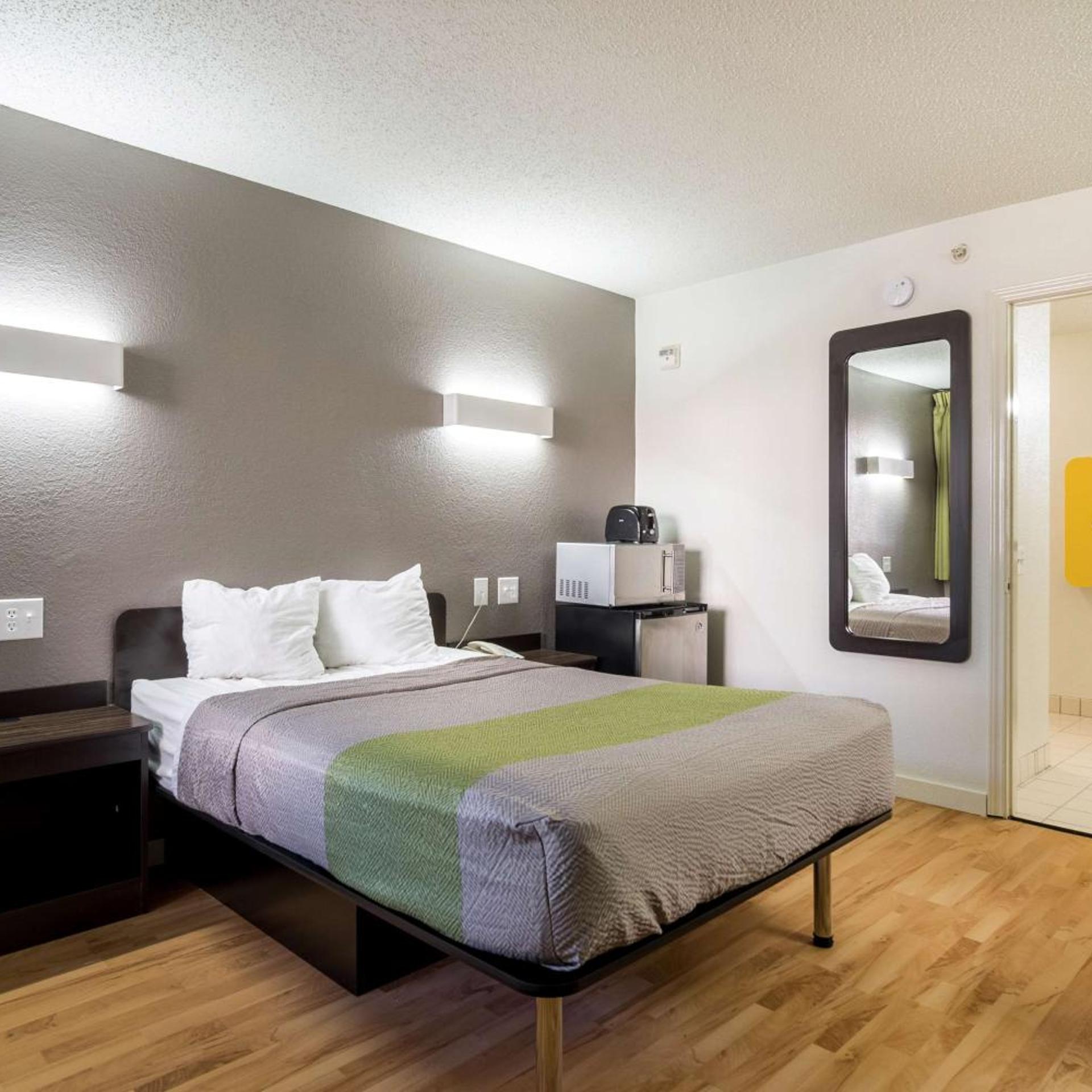 ROOM, KING BED, ACCESSIBLE