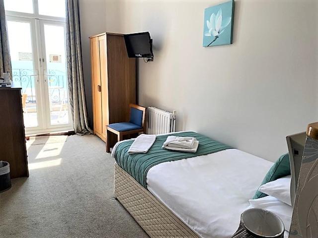 Room, Single, Shared Balcony