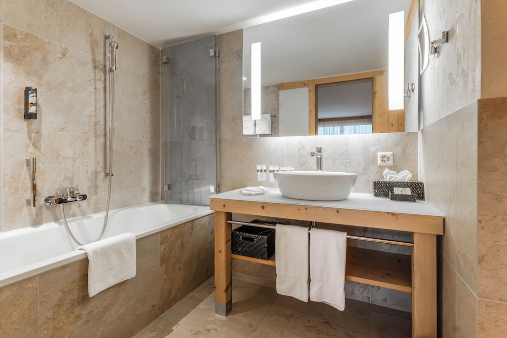 غرفة عائلية بسرير مزدوج بإطلالة على الجبل بشرفة بغرفة نوم واحدة مع أريكة، Hotel Spitzhorn 6/7