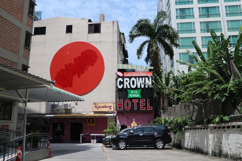 OYO 299 Crown BTS Nana Hotel 39/43