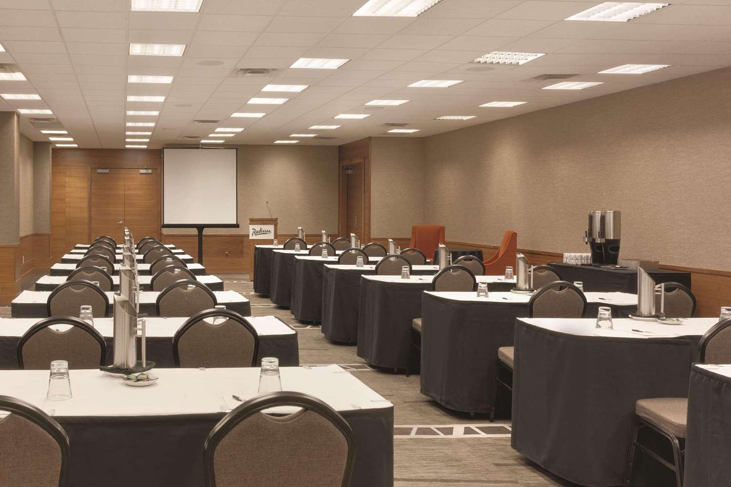 Radisson Hotel & Conference Centre Calgary Airport 70/78