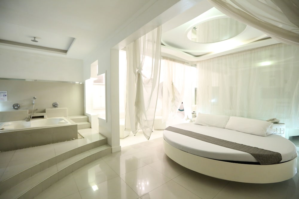 Victoria Court North Edsa 6/35