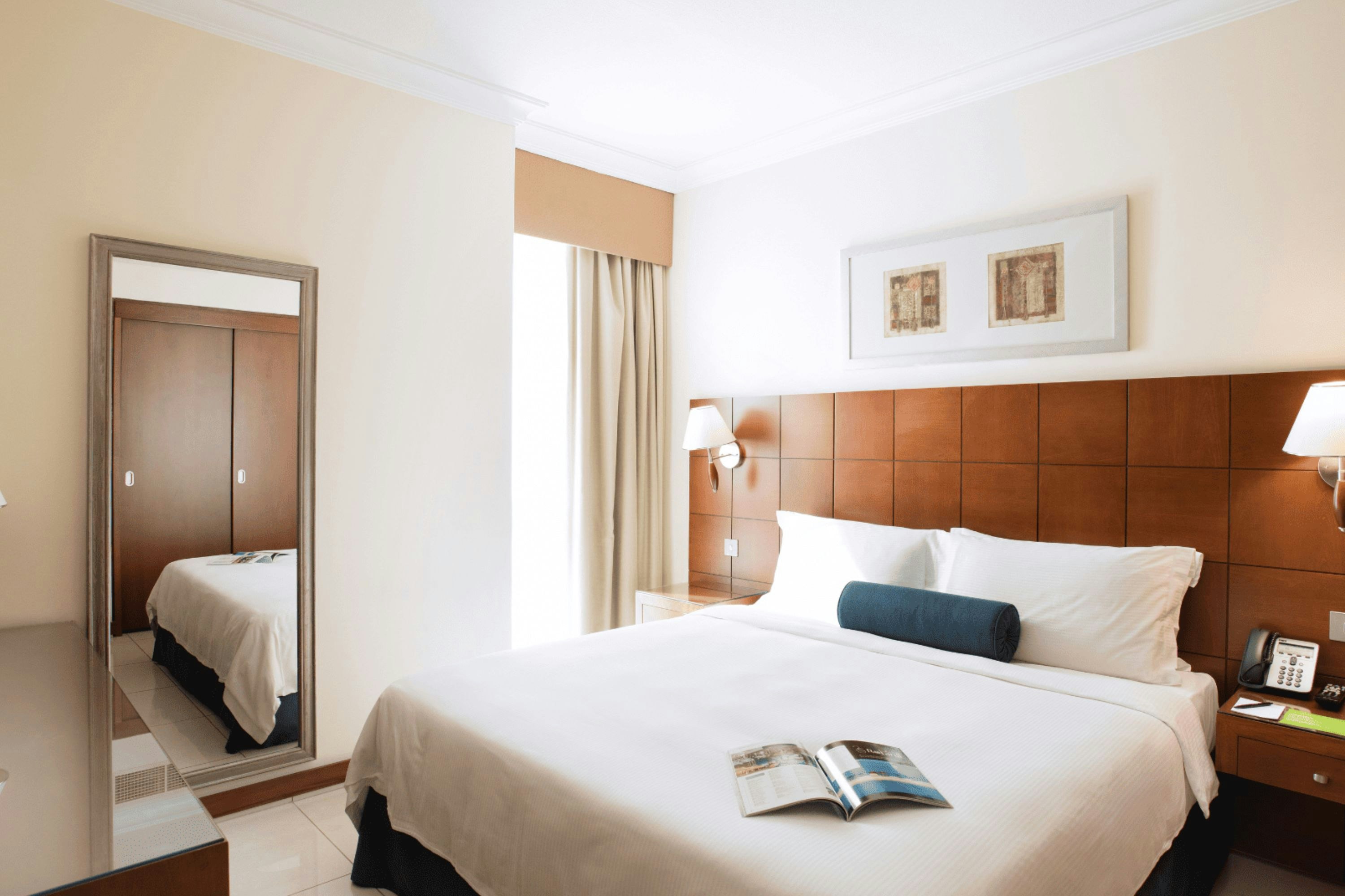 2 BEDROOMS, SUITE, KING AND TWIN BEDS, CITY VIEW