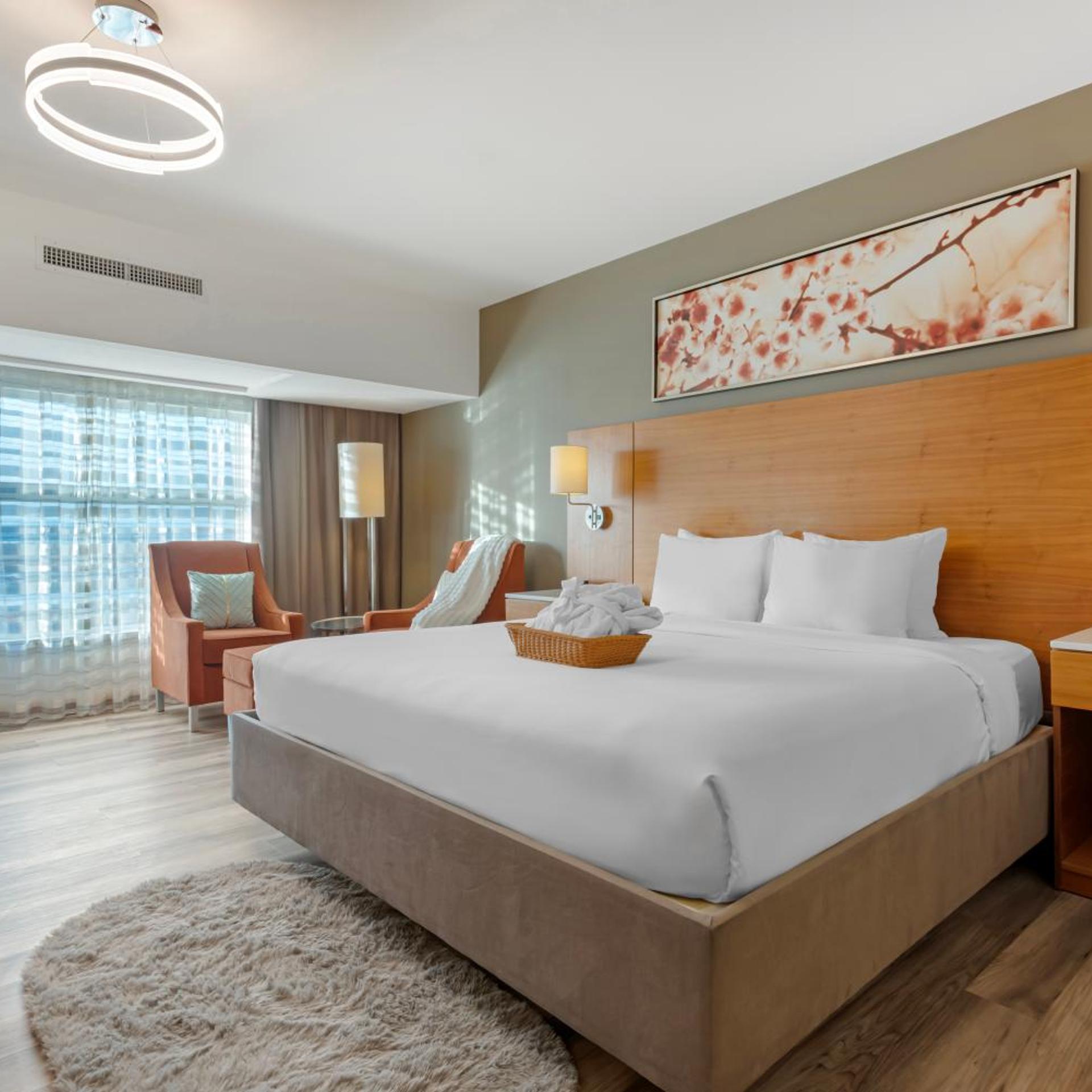 Suite, King Bed, Airport View, Corner