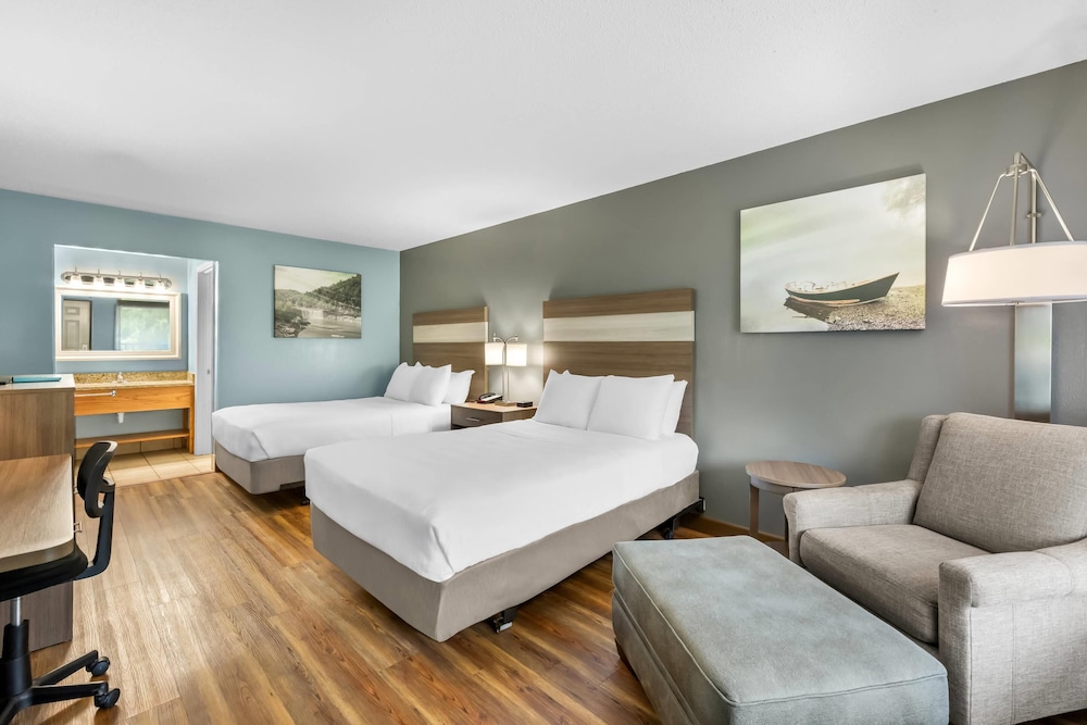 Standard, 2 Double Beds, Quality Inn Barbourville, KY 2/4