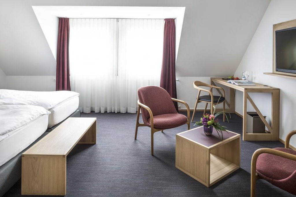 Royal Hotel 24/38
