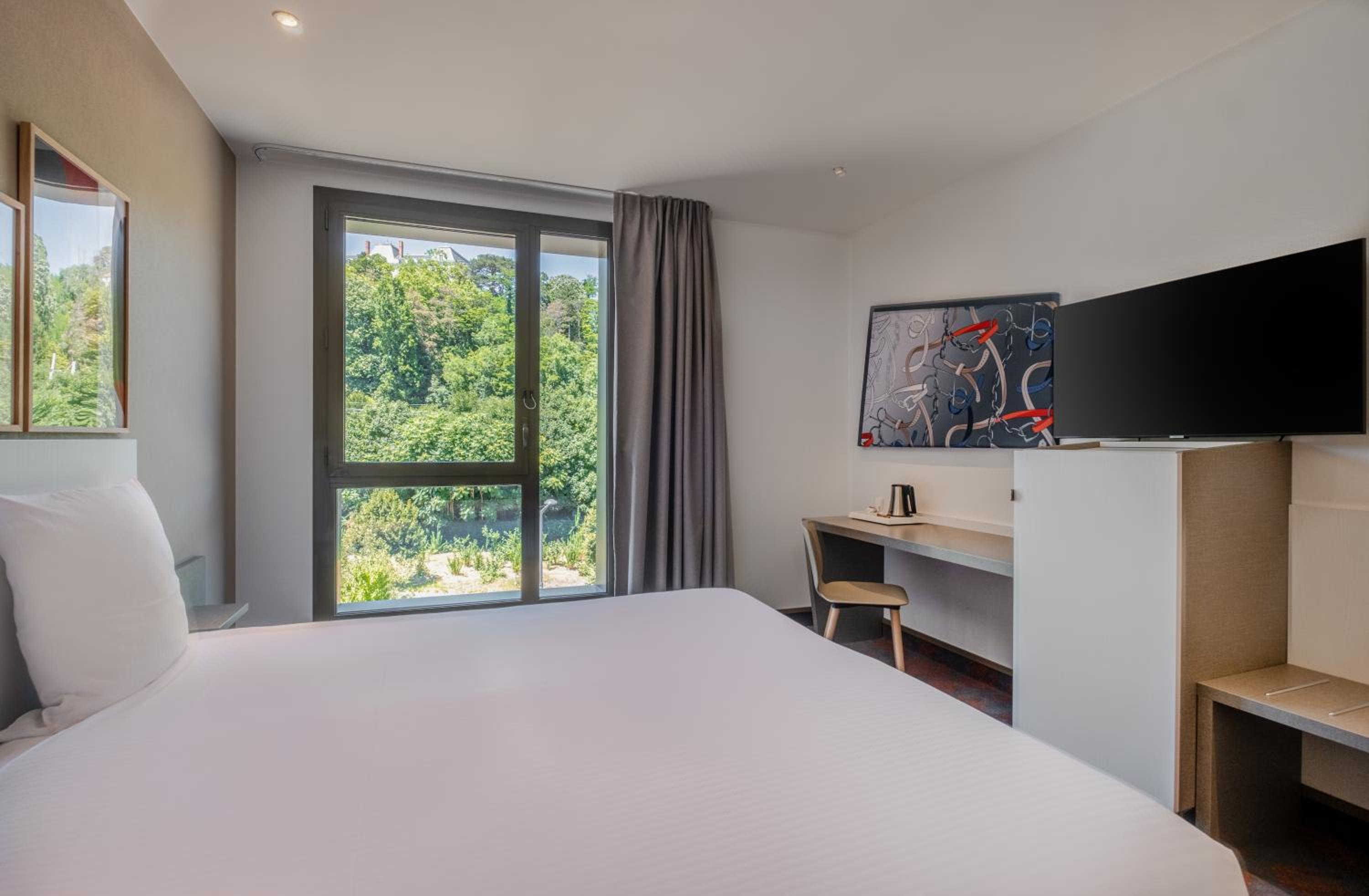 ROOM, KING BED, RIVER VIEW