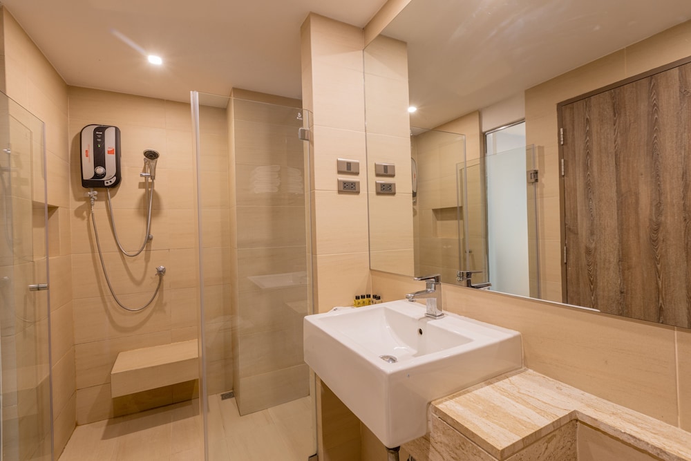 B2 Bangna Premier Hotel 41/43