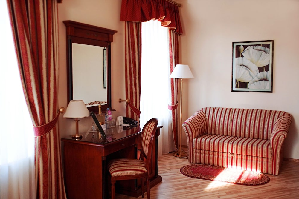 National Hotel 34/50