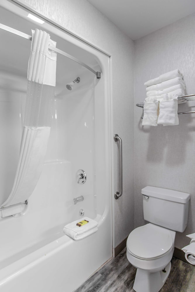 Best Western Plus Berkshire Hills Inn & Suites 17/41
