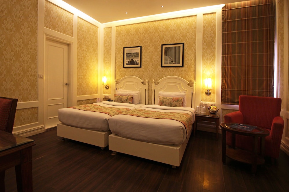 Bright Hotel 12/34