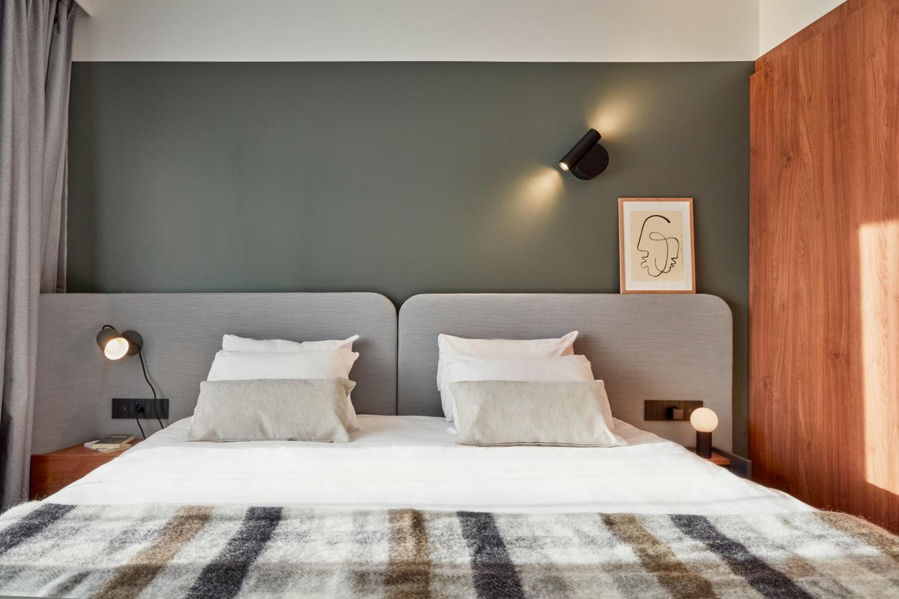 4 BEDROOMS, APARTMENT